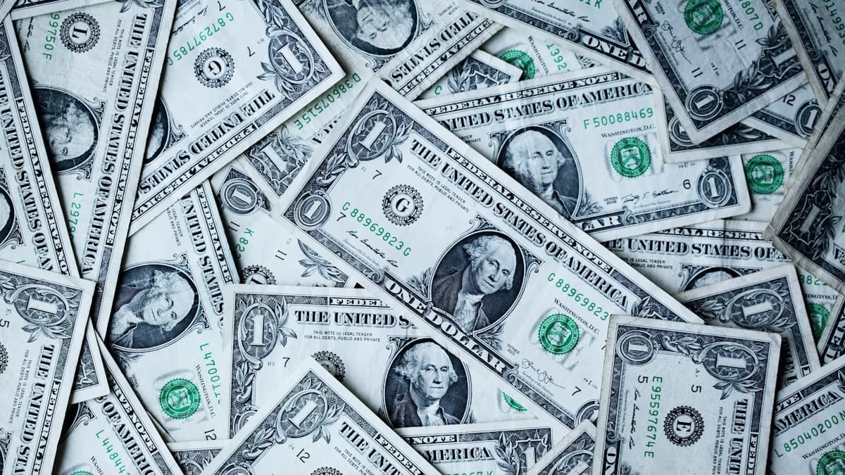 La Fed maintient une posture prudente : impact sur le dollar et les indices