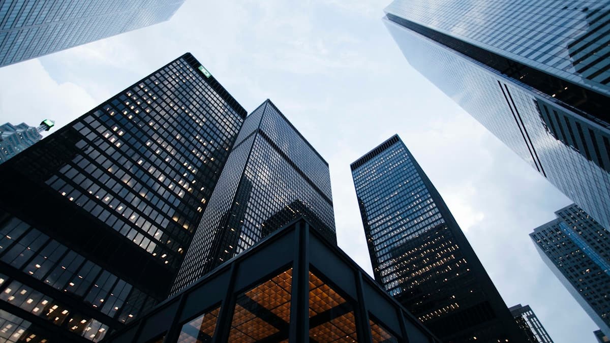 La Fed maintient une posture prudente : impact sur le dollar et les indices