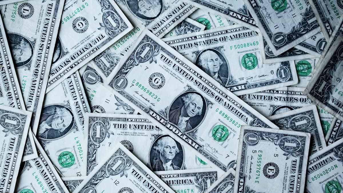 La Fed maintient une posture prudente : impact sur le dollar et les indices